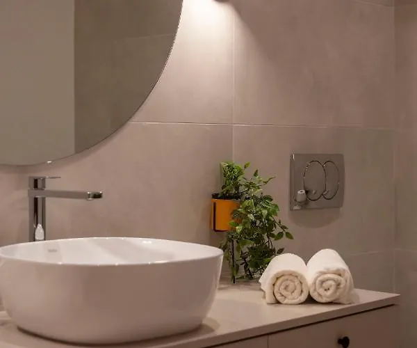 Luxurious Minimalist With Sauna By Prestige Homes דירה *