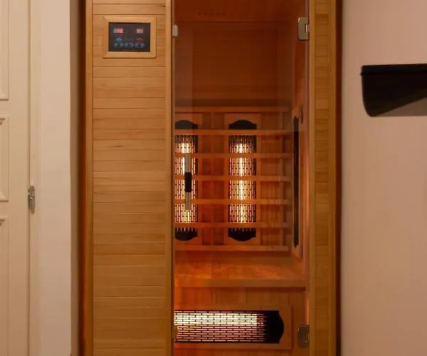 Luxurious Minimalist With Sauna By Prestige Homes דירה בודפשט