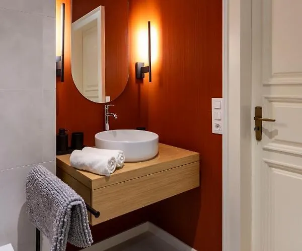 Luxurious Minimalist With Sauna By Prestige Homes * בודפשט