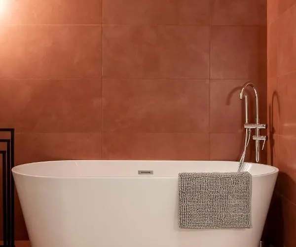 דירה Luxurious Minimalist With Sauna By Prestige Homes *